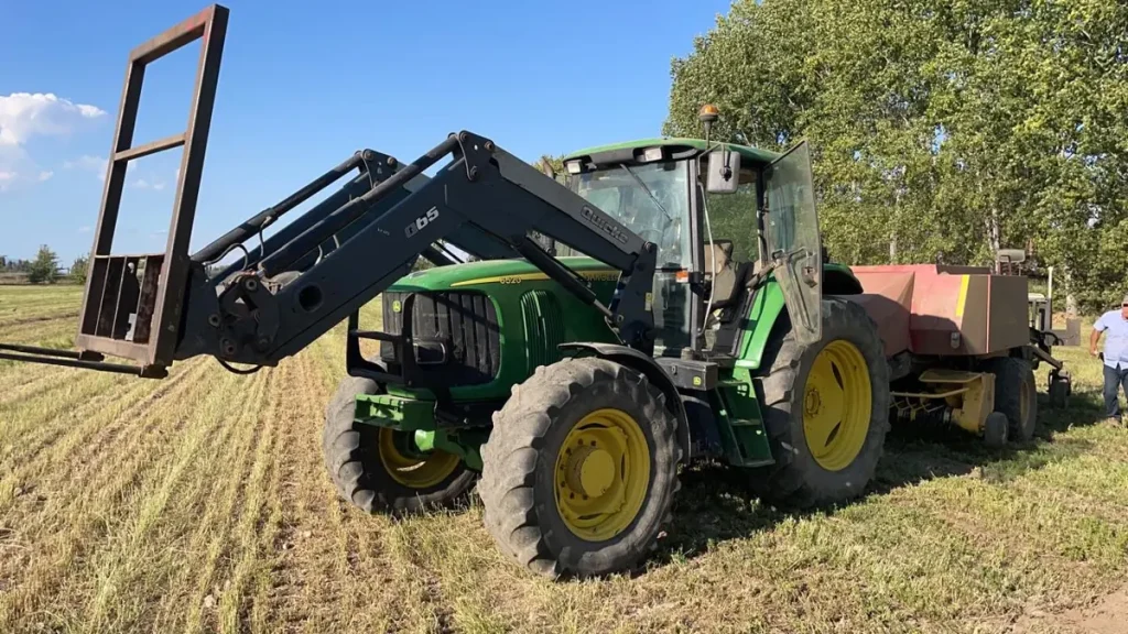 Tractor con equipo de confección de forraje